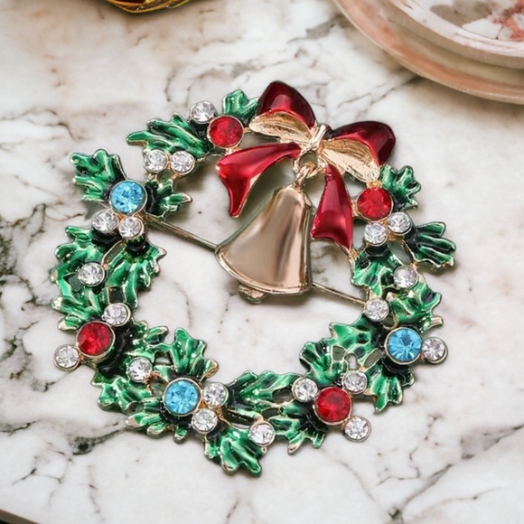 🌼 Christmas Brooch Wreath with Bell Charm Gold or Silver Tone - Picture 2 of 4